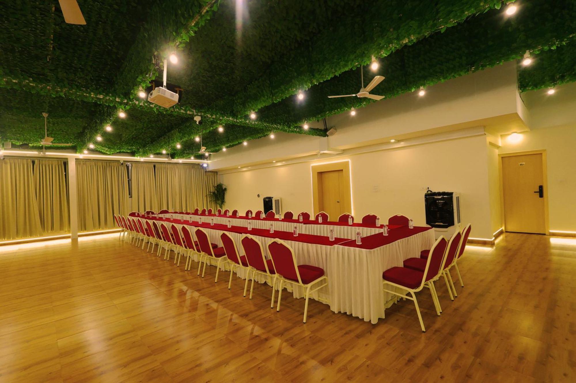 Grand Regency Rajajinagar, Iskcon Temple - Wtc Hotell Bangalore Exteriör bild